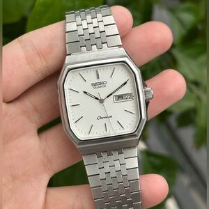 Vintage 1986 Seiko Quartz Chronos 7433-5010 Men’s Watch
Day-Date Kanji Dial